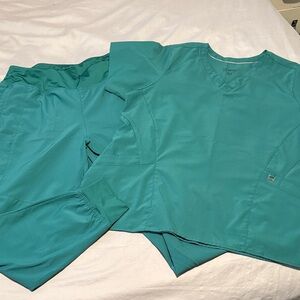 WonderWink V-Neck Scrub Top and Jogger Pants Set